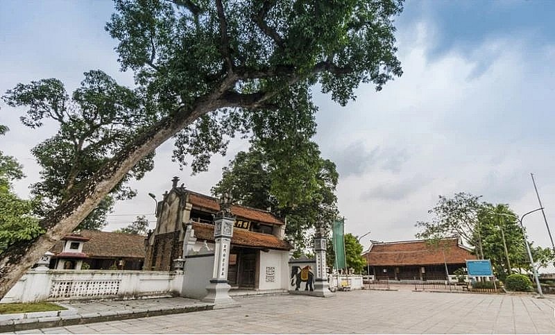 Exploring Hat Mon Temple in Hanoi