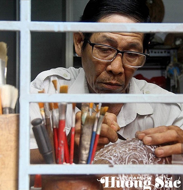 The artisan "transforms" dried coconuts into works of art