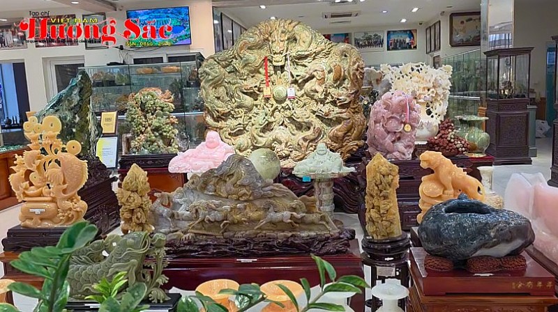 Close-up of the booth displaying gemstones and Feng Shui stones at Dung Tan Company