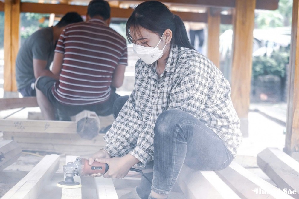 Leaving the city behind: Young couple turns barren land into a thriving business, earning hundreds of millions per month